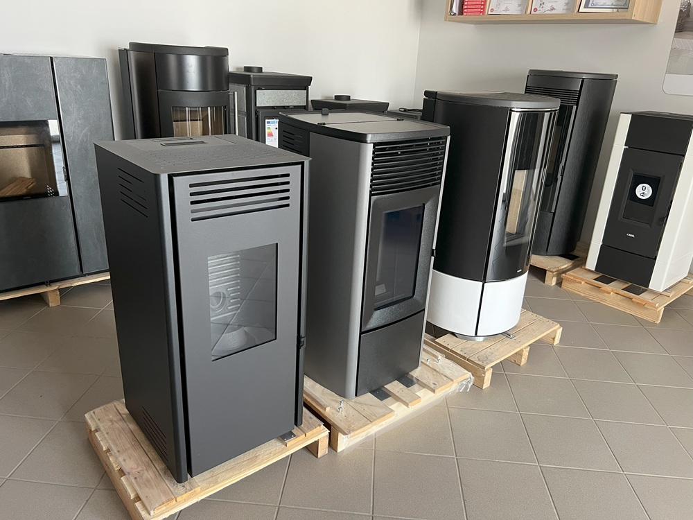 Porównanie pieców na pellet 8 kW – Caminetti Montegrappa Elica, MCZ Ego Air 8 M3 i Nobis Round A8 V