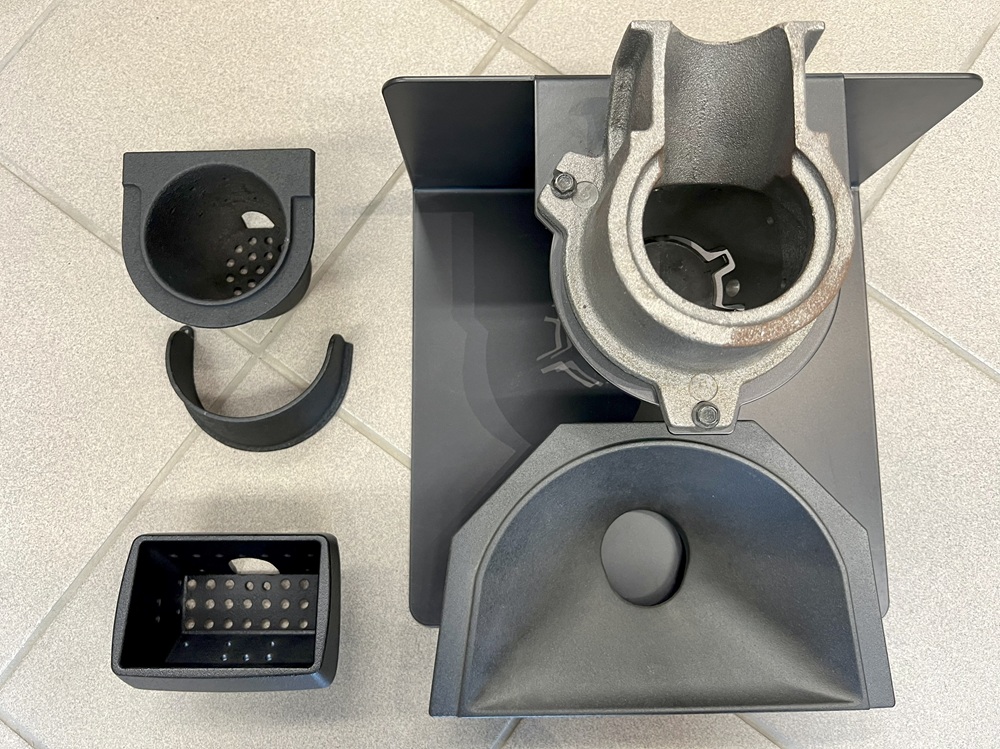 Rodzaje palenisk w piecykach na pellet: stalowe palenisko Elica, żeliwne MCZ Ego Air M3, samoczyszczące palenisko Nobis Round A8 V