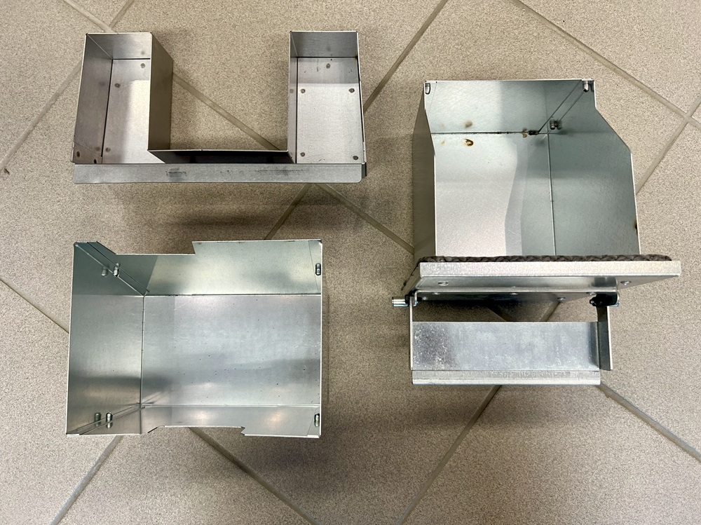 Porównanie popielników pieców na pellet – tacka Elica, duży popielnik MCZ Ego Air M3, kaseta Nobis Round A8 V