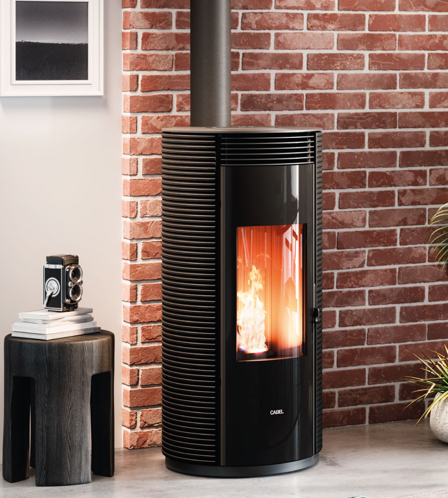 Piec na pellet Cadel Spin Plus 9 Up-Twin – aranżacja w salonie z ceglaną ścianą