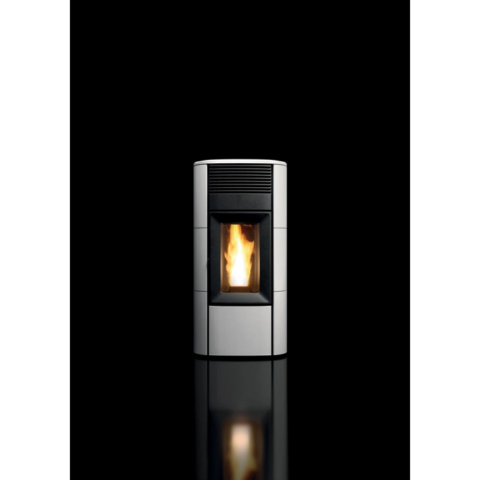 Piec na pellet MCZ Club Air M3 10kW – wersja czarna na tle ciemnym