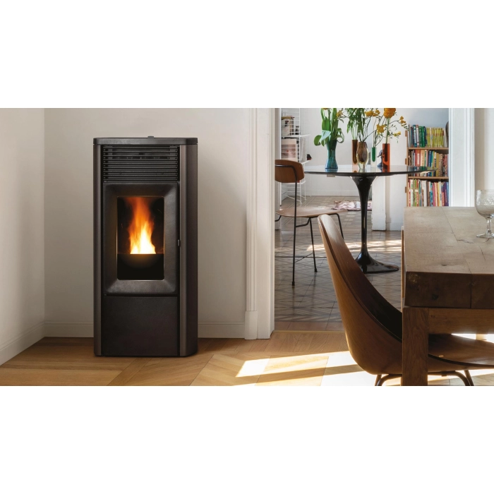 Piec MCZ Ego Hydromatic M3 12,1 kW w aranżacji salonu