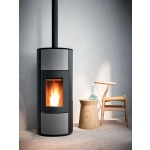 Piec na pellet MCZ Halo Air M2 8 kW – wizualizacja w nowoczesnym wnętrzu z narożnym oknem