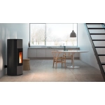 Piec na pellet MCZ Halo Air M2 8 kW – aranżacja wnętrza z piecem przy schodach