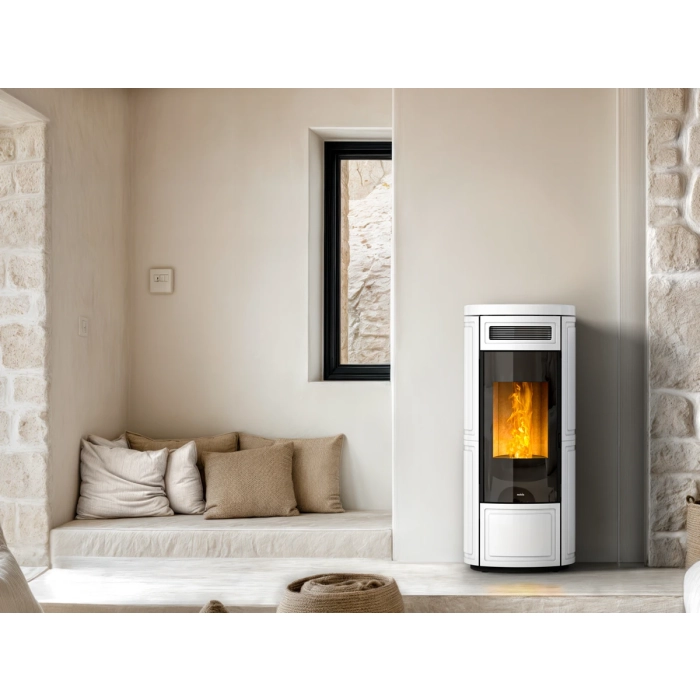 Piec na pellet Nobis Round Maiolica A11 V w kolorze białym - wizualizacja w salonie