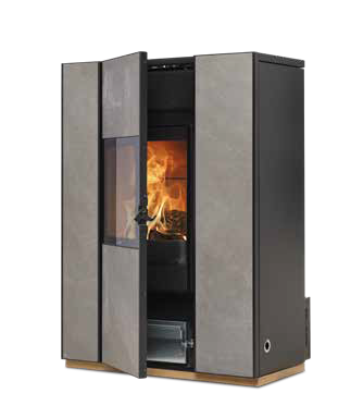 Otwarte drzwiczki podczas pracy pieca na pellet i drewno Nobis Unica